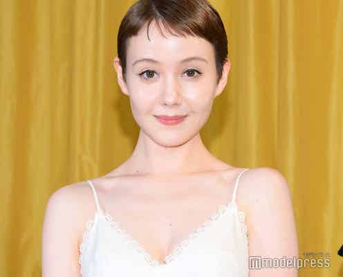 “ベリーショートイメチェン話題”トリンドル玲奈、美谷間ちらり 胸元ざっくりホワイトドレス姿で登場【ジョー マローン ロンドン 原宿 グランドオープニング フォトコール】