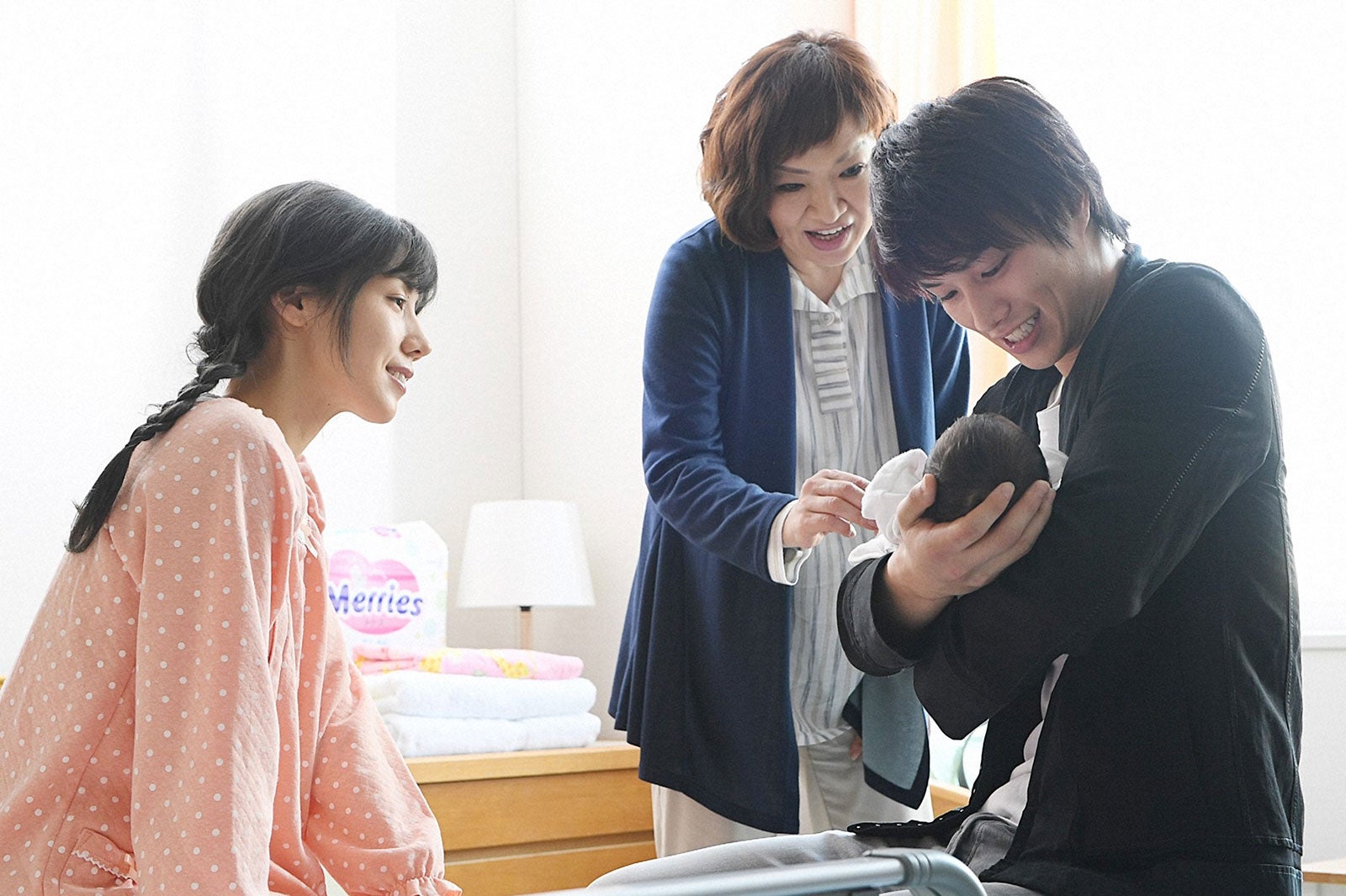 仲里依紗、清水ミチコ、鈴木伸之／「あなたのことはそれほど」第3話より（画像提供：TBS）