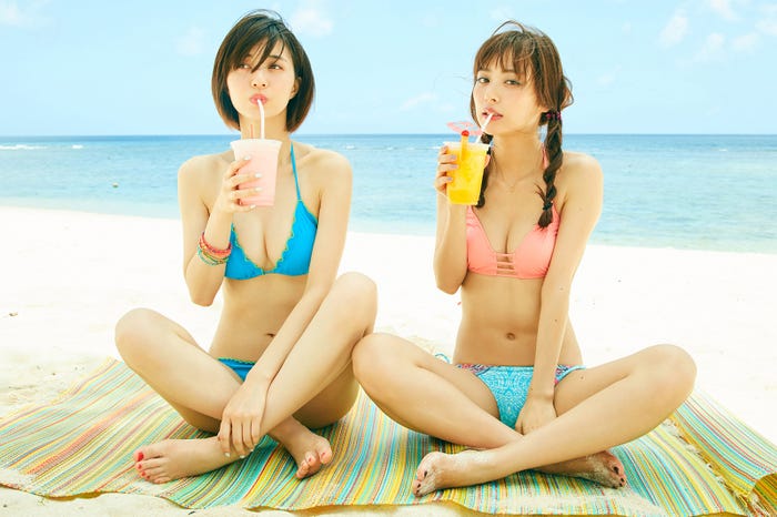 逢沢りな、内田理央/「24歳のナツヤスミ」より(C)中野佑美(A.K.A.)/MORE