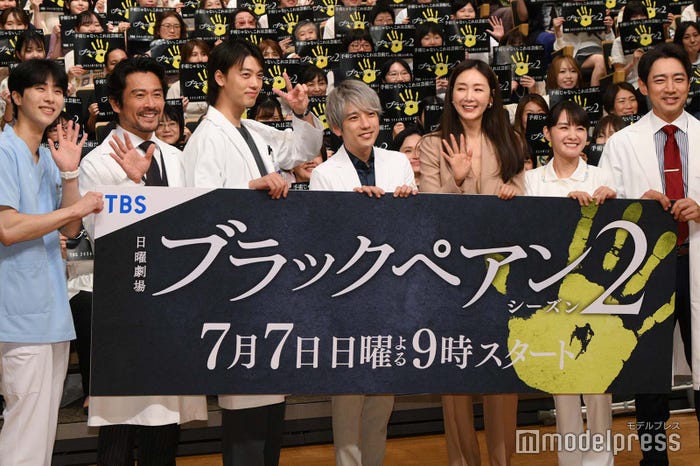 (左から)キム・ムジュン、内野聖陽、竹内涼真、二宮和也、チェ・ジウ、葵わかな、小泉孝太郎(C)モデルプレス