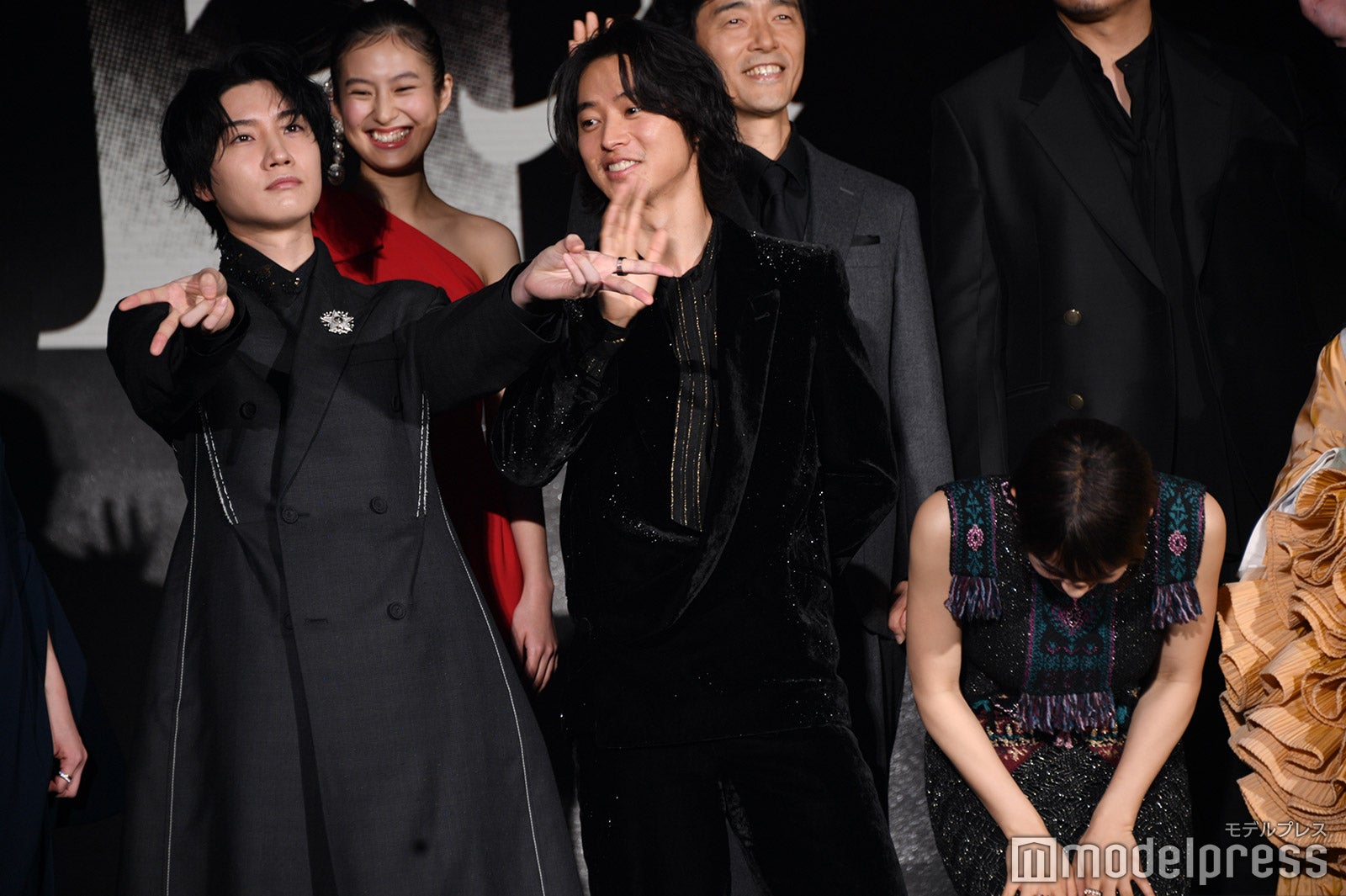 桜田通のギャルピースが気になる山崎賢人と崩れ落ちる土屋太鳳（C）モデルプレス