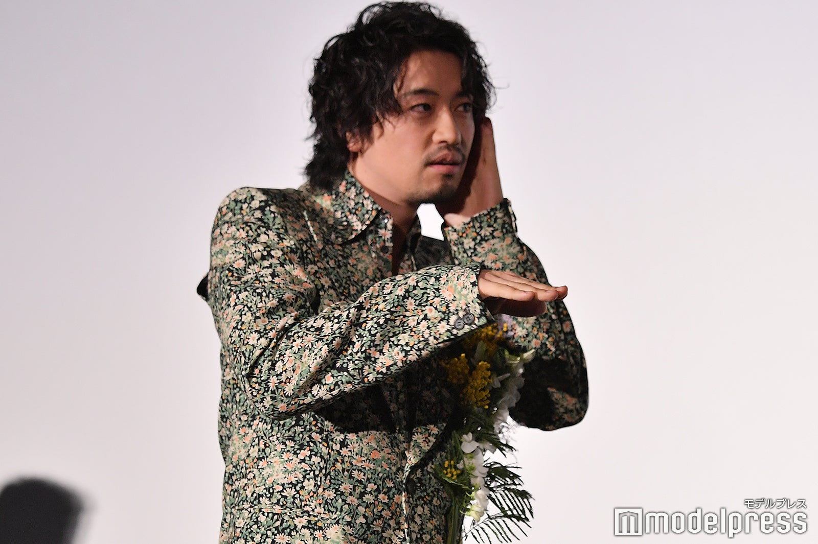 DJポーズの斎藤工 （C）モデルプレス