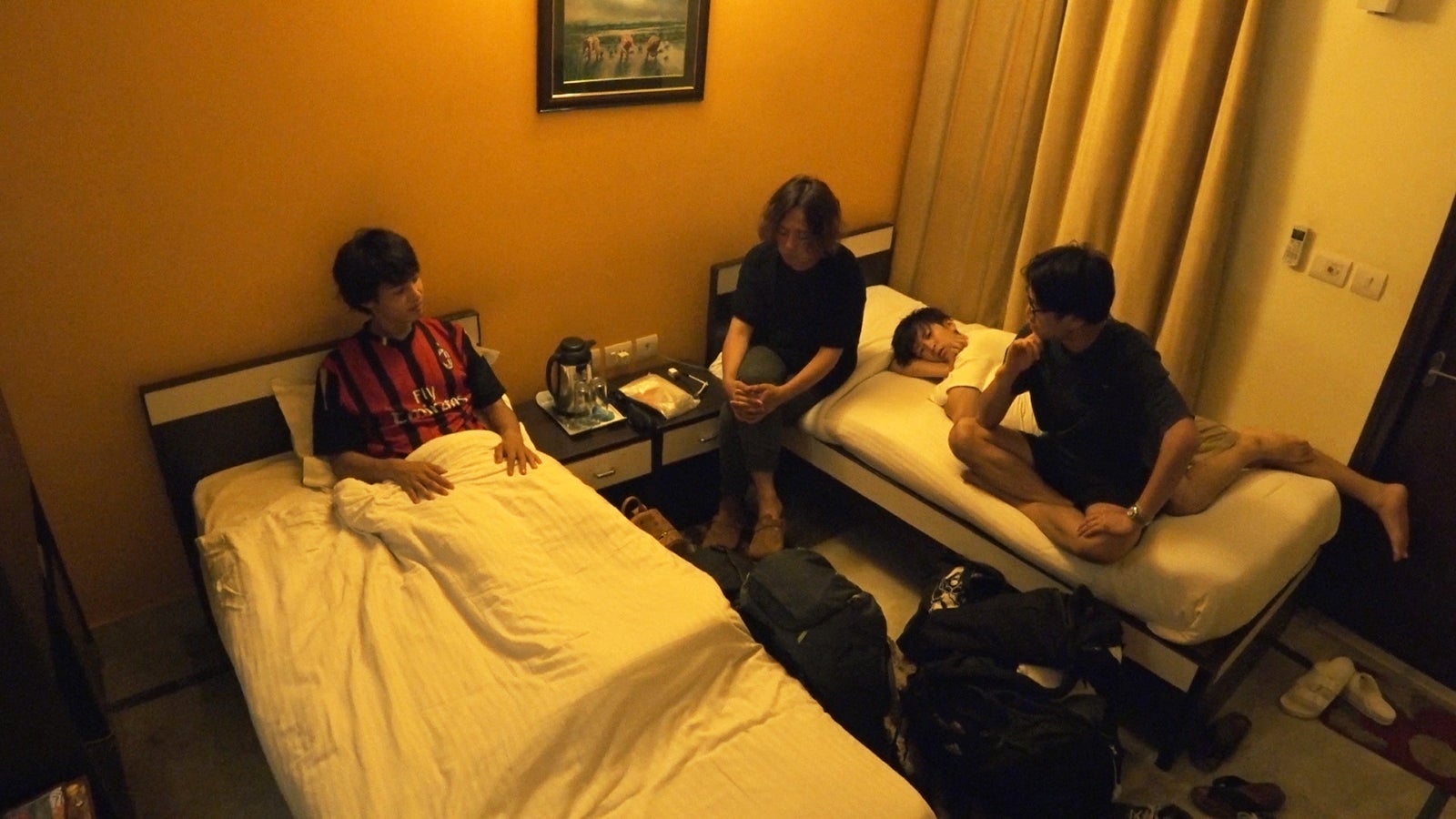 男子部屋も重苦しい雰囲気に「あいのり：Asian Journey」シーズン2第7話より（C）フジテレビ