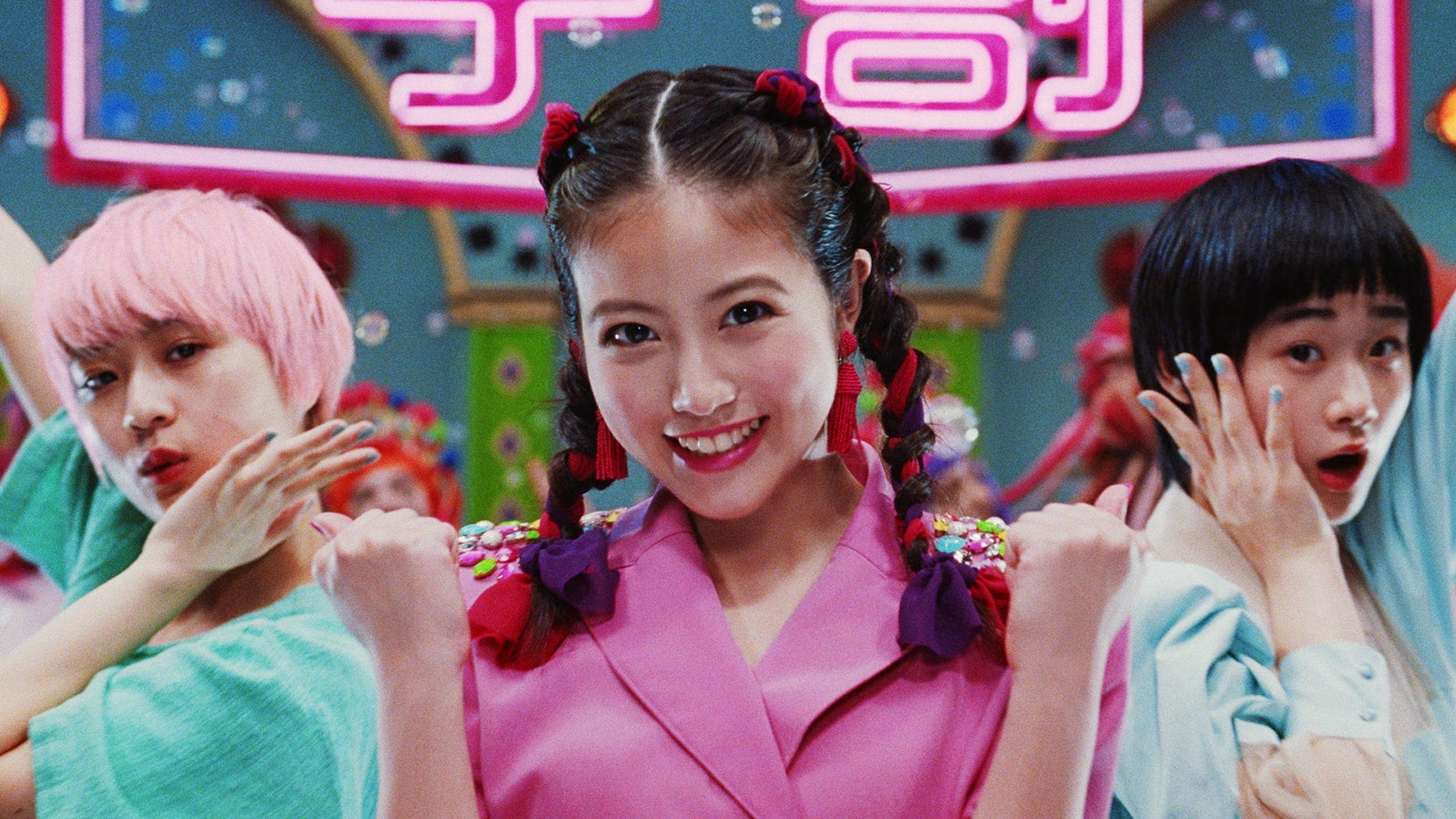 今田美桜、ド派手衣装で軽快ダンスも悪戦苦闘