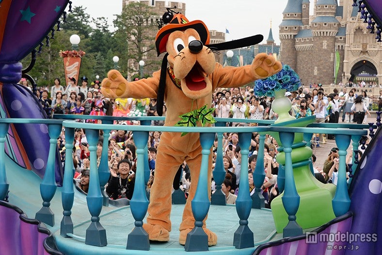 華やかなパレード「ハッピーハロウィーンハーベスト」／プルート