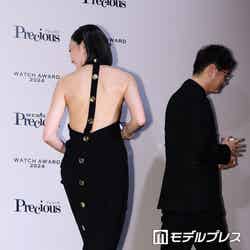 (画像9/18) 板谷由夏、美背中ざっくりドレス姿で登場「50歳を目の前にして人として女性としていろんなことを考える1年だった