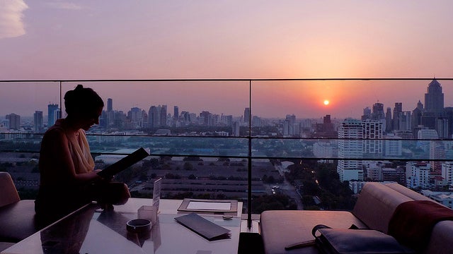 夕暮れ時の「LONG TABLE」／photo by Pietro Motta