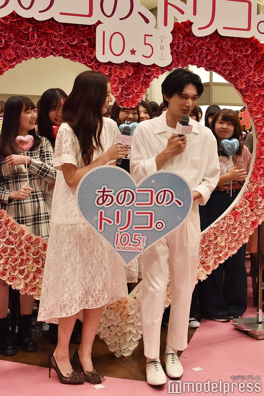 キャノン砲の演出があると聞き、苦い顔をする吉沢亮（右） （C）モデルプレス