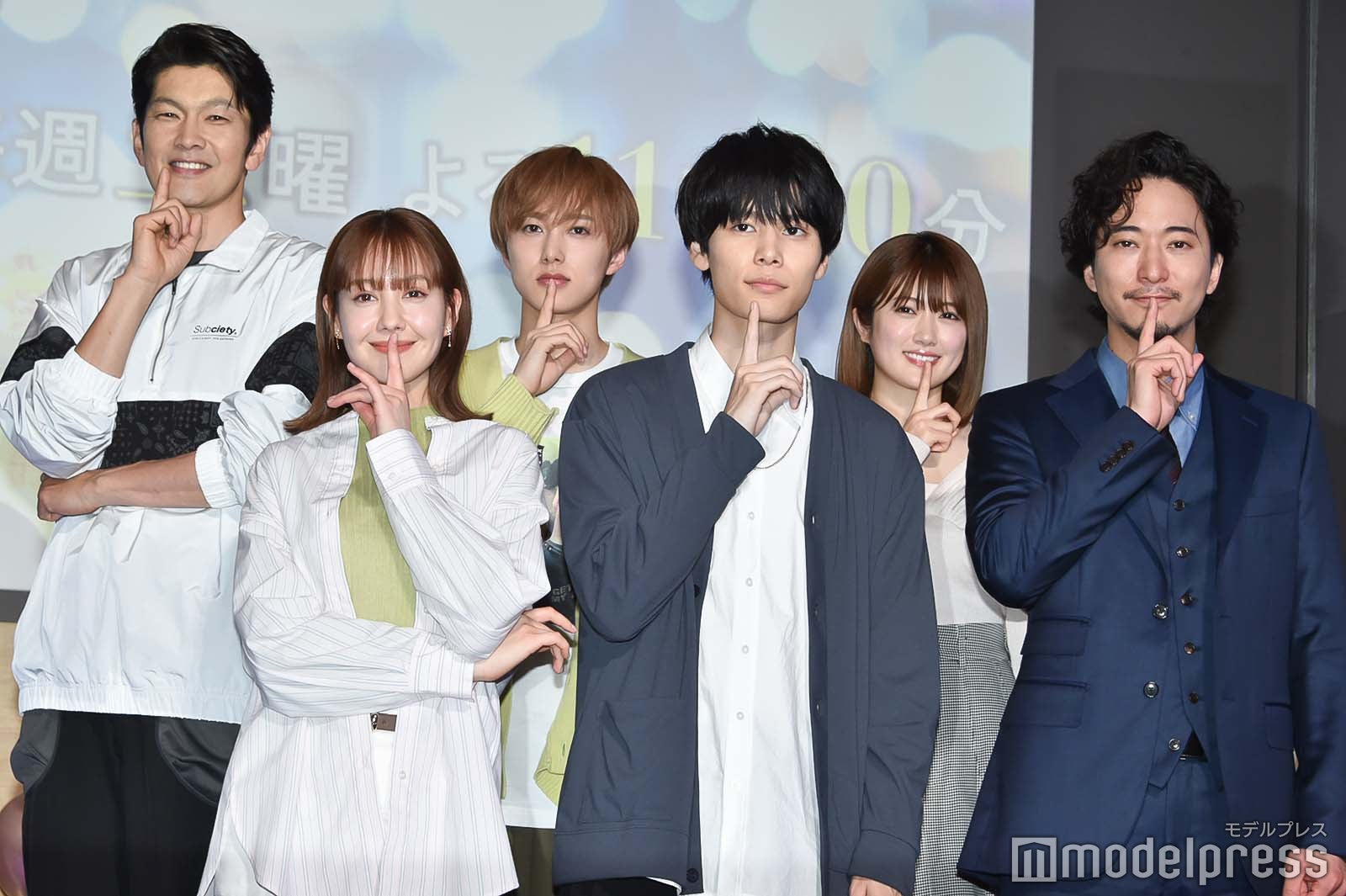 “月読くんポーズ”を見せてくれたキャストたち／（後列左から）丸山智己、尾崎匠海、樋口日奈、（前列左から）トリンドル玲奈、萩原利久、浅香航大（C）モデルプレス