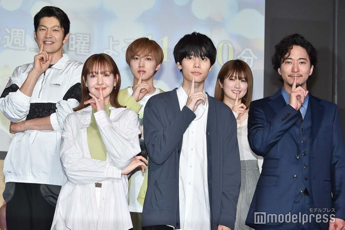 (後列左から)丸山智己、尾崎匠海、樋口日奈、(前列左から)トリンドル玲奈、萩原利久、浅香航大(C)モデルプレス