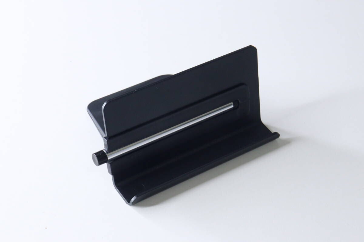 組み立てられた状態の黒いスマホスタンド。中央にタッチペンが収納されている。