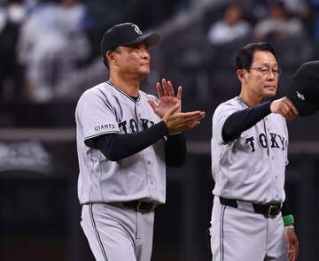 巨人・橋上監督代行「感動の抱擁にはなりませんでしたけど（笑）」メンバー交換で新庄監督と笑顔のやり取り