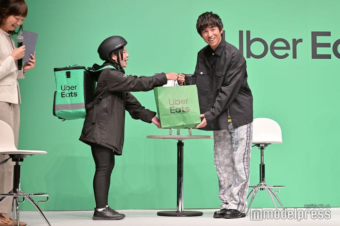 Uber Eatsを受け取る中尾明慶(C)モデルプレス