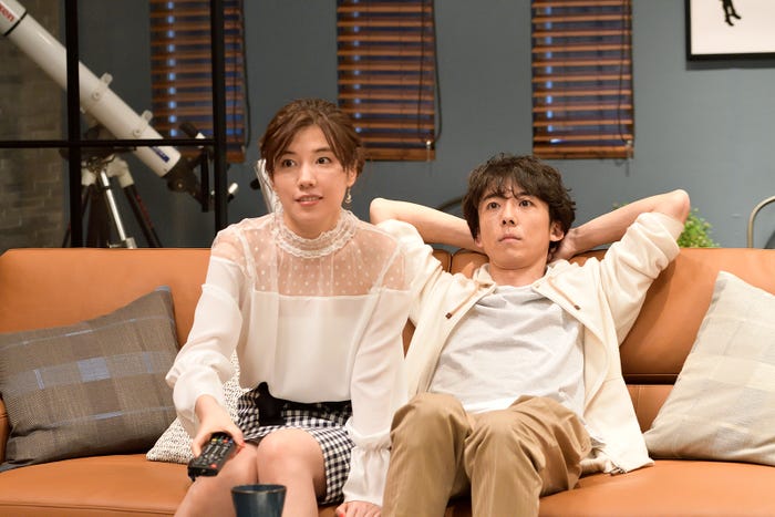 仲里依紗、高橋一生/「東京独身男子」第3話より(C)テレビ朝日