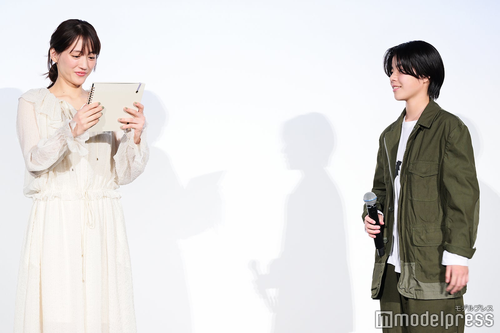 綾瀬はるか、大沢一菜（C）モデルプレス