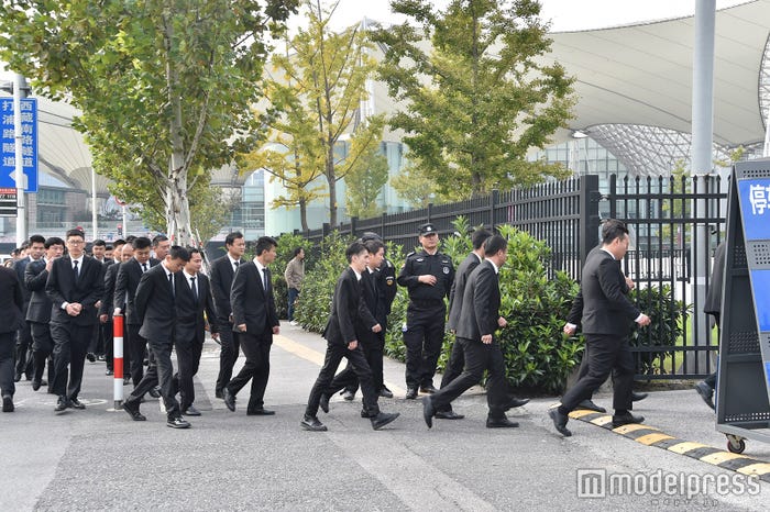 警備員が多数(C)モデルプレス