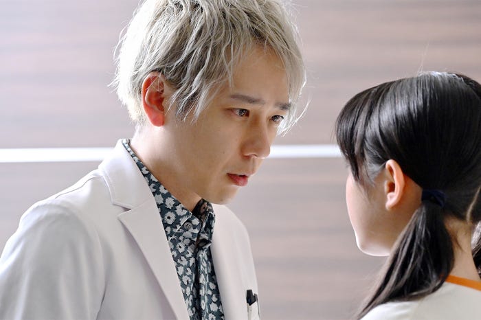 二宮和也、堀越麗禾「ブラックペアン シーズン2」第2話より(C)TBS