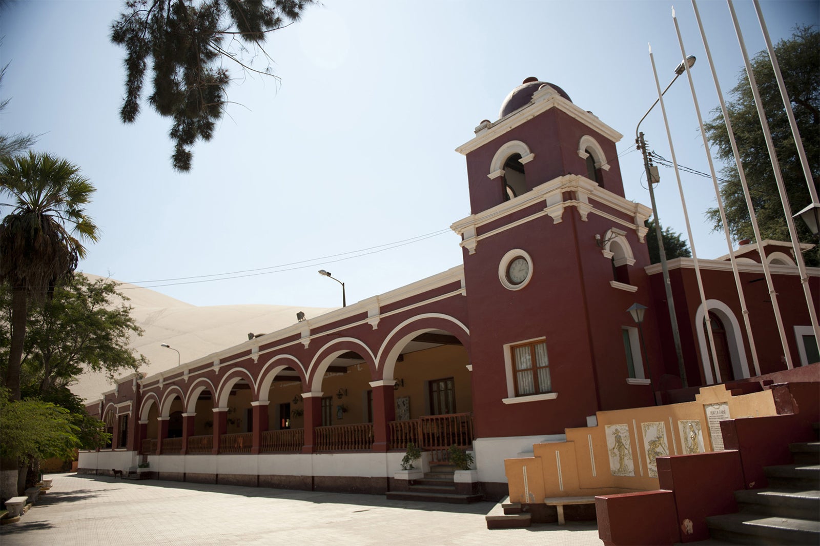 真っ赤な建造物／画像提供：ペルー政府観光庁