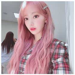 モデルプレス - IZ*ONE宮脇咲良、“さくらヘア”にイメチェン「ピンクロング似合う」「可愛すぎる」と反響