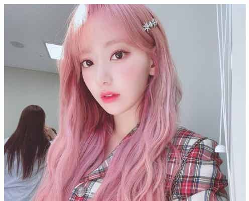 IZ*ONE宮脇咲良、“さくらヘア”にイメチェン「ピンクロング似合う」「可愛すぎる」と反響