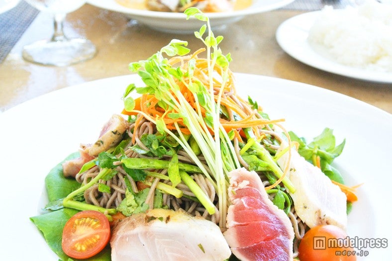 シーフードと野菜をふんだんに使った、サラダヌードル