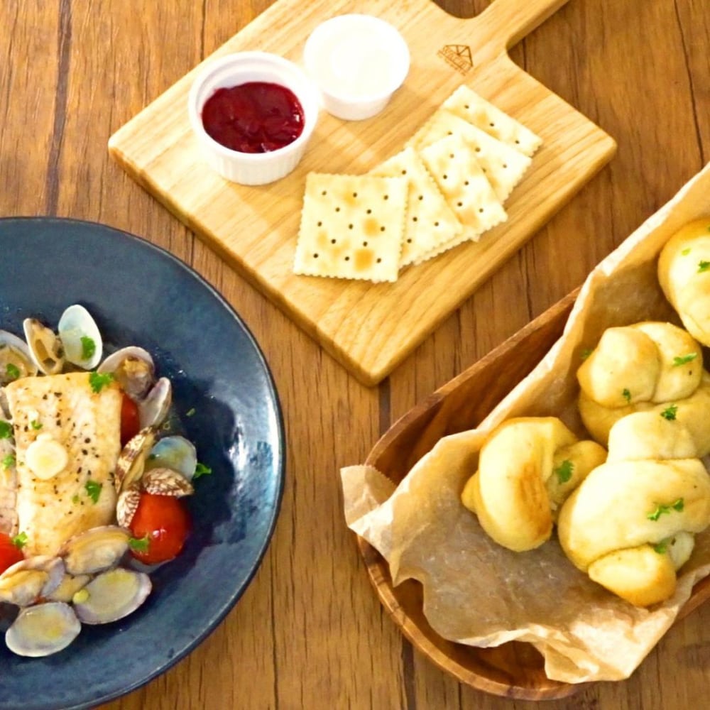 コストコのガーリックノットが並ぶ食卓の写真