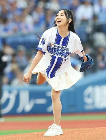 DeNA戦 美人歌手がユニ＆爽やか白スカート姿で始球式 ネイルもベイカラーでバッチリ