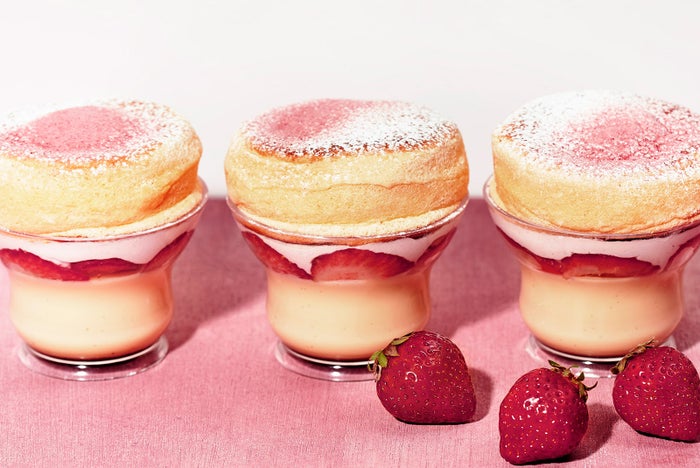 奇跡のスフレパンケーキプリン あまおうと天使のクリーム／画像提供：株式会社フレーバーワークス