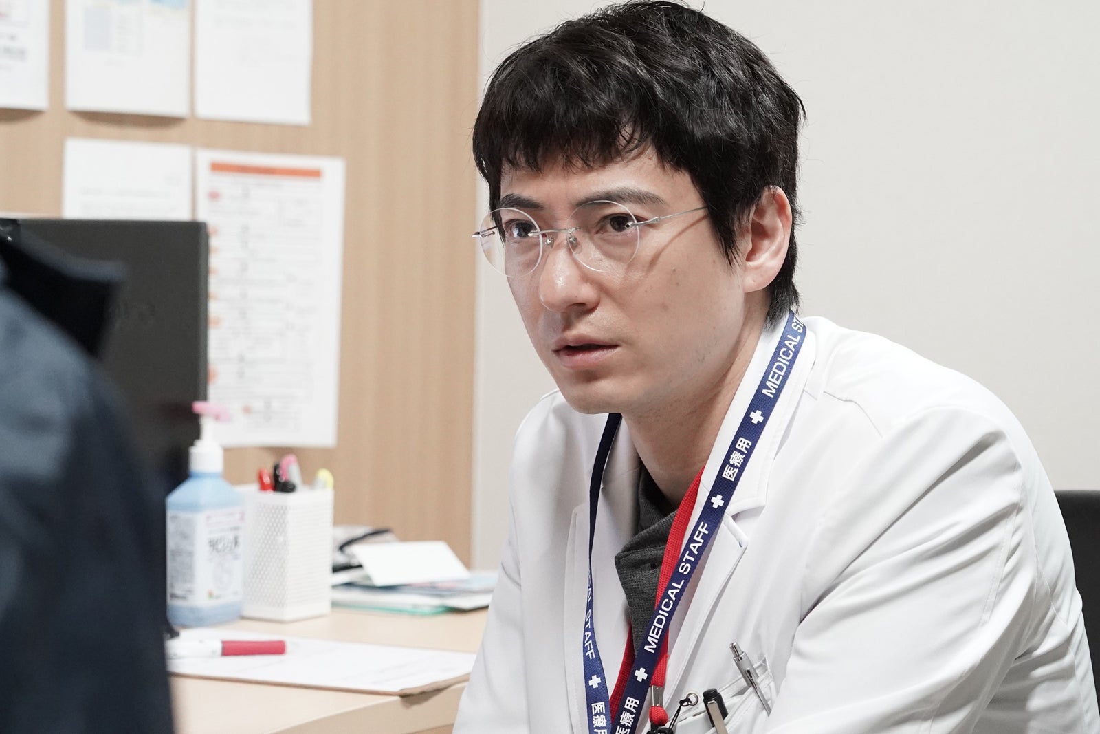 忍成修吾「院内警察」第8話より（C）フジテレビ／共同テレビ