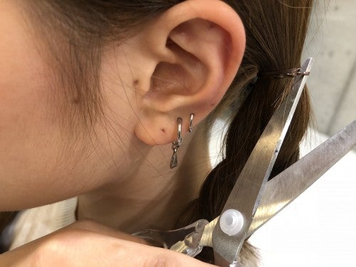 最初のツインテールに使ったゴムを切っちゃいます