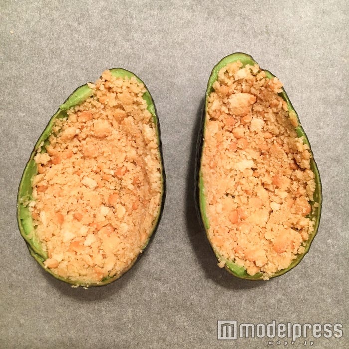 砕いたクッキーを入れていいこう/画像提供:柏原歩