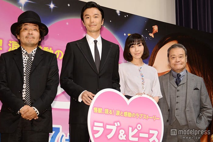 (左から)園子温監督、長谷川博己、麻生久美子、西田敏行