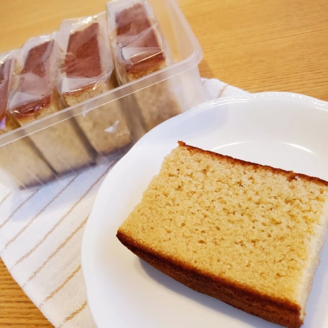 カルディ ロイヤルミルクティかすてらのカステラ盛り付け画像