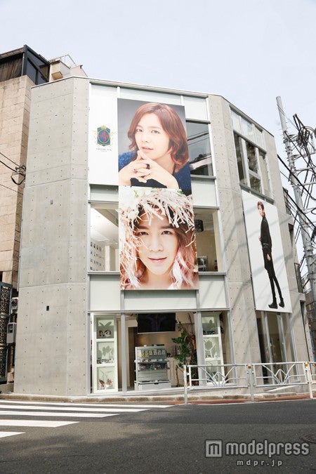 チャン・グンソクの大型ビジュアルが目をひく外観