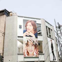 チャン・グンソクの大型ビジュアルが目をひく外観