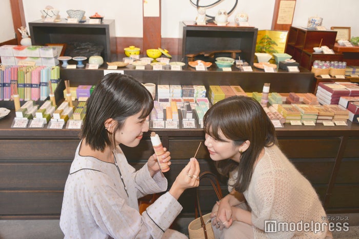 和ろうそくだけでなく、様々な燭台やお線香、懐紙、匂い袋などセレクトした和雑貨も種類豊富(C)モデルプレス