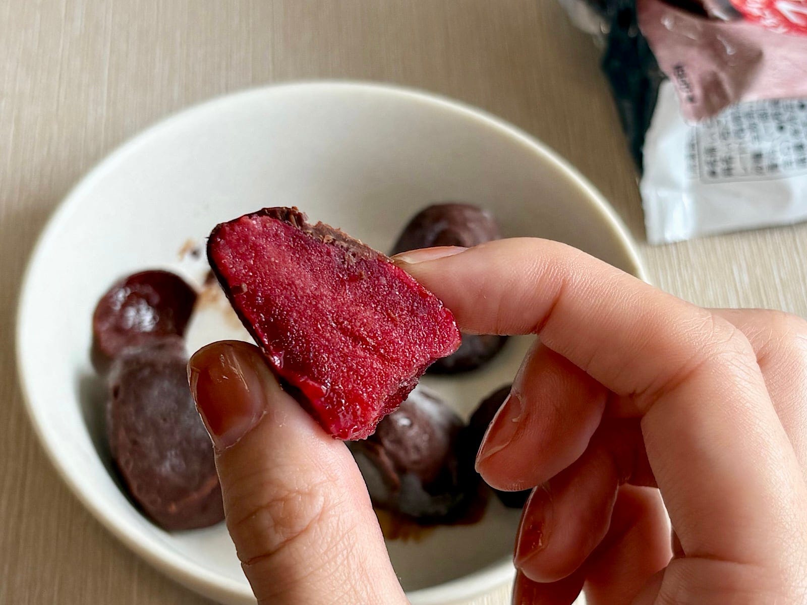 パリパリの薄いチョコ×甘酸っぱいいちごが相性抜群!