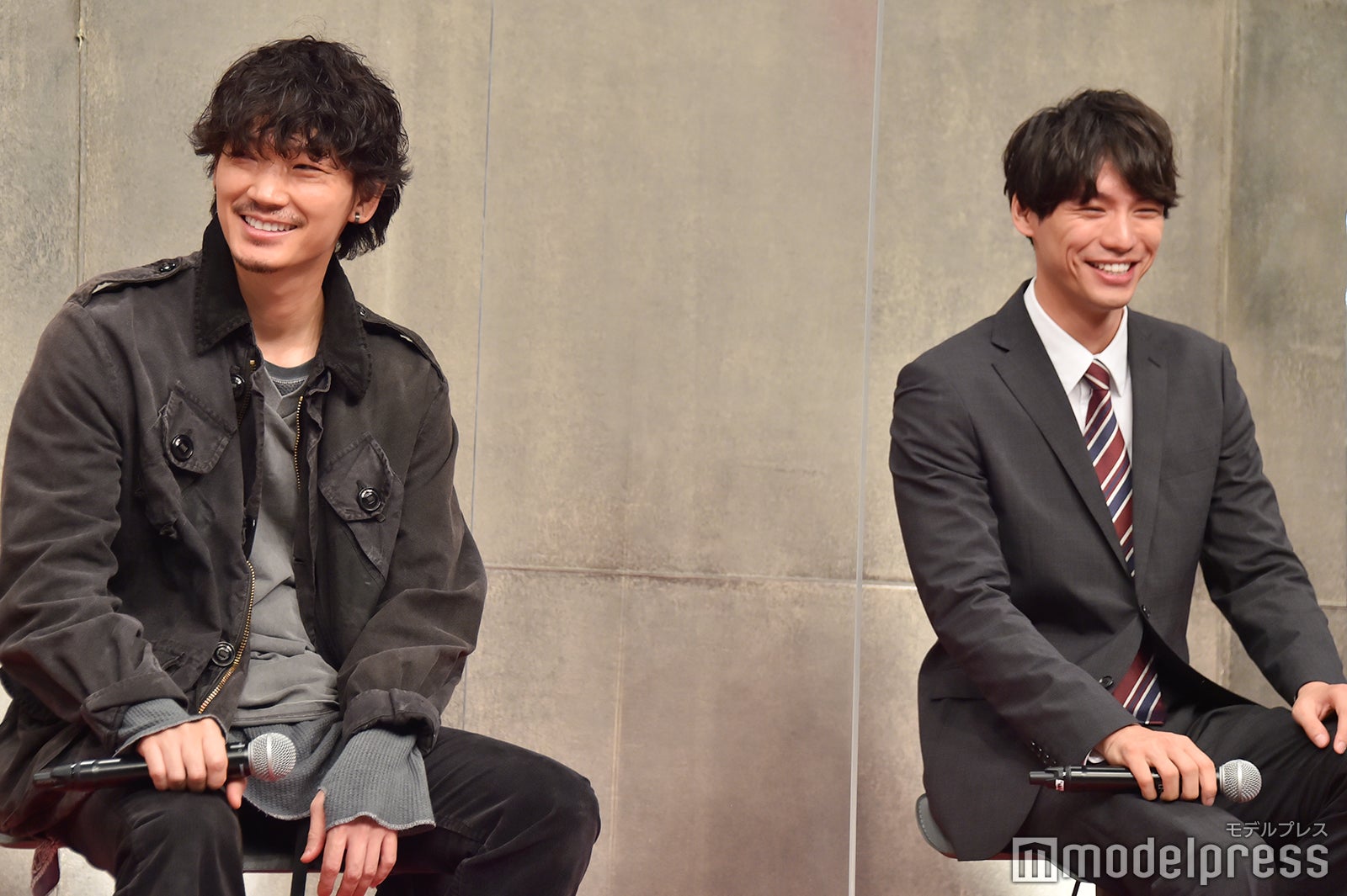 綾野剛、福士蒼汰 （C）モデルプレス