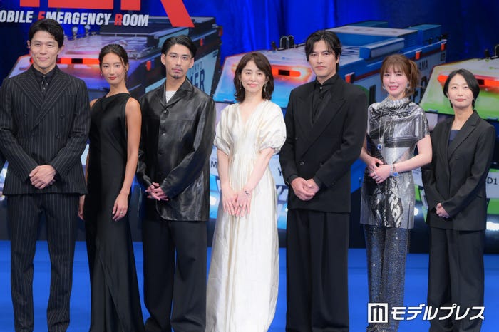 鈴木亮平、菜々緒、賀来賢人、石田ゆり子、要潤、仲里依紗、松木彩監督(C)モデルプレス