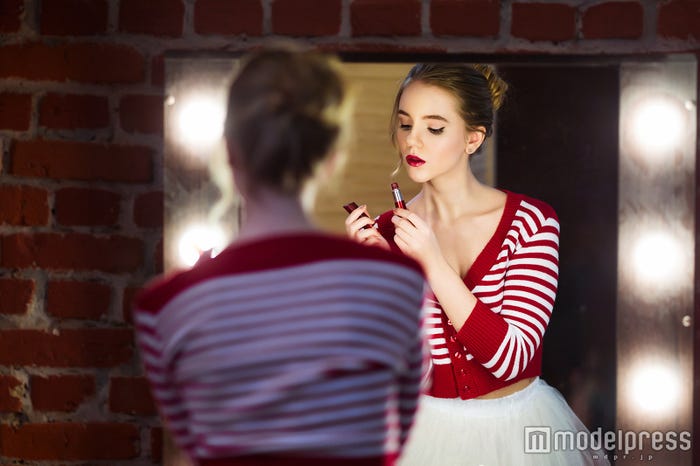 最新のコスメ情報は毎日チェック!(Photo by sergiophoto/Fotolia)