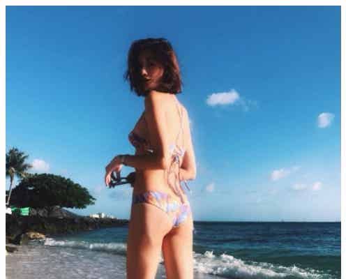 島袋聖南“美脚&美背中”大胆露出のビキニショットに絶賛の声