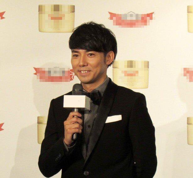 ピース 綾部祐二 雰囲気ある 海外でのモノクロshotに反響 渋かっこいい 場所もハーレーも似合ってる モデルプレス