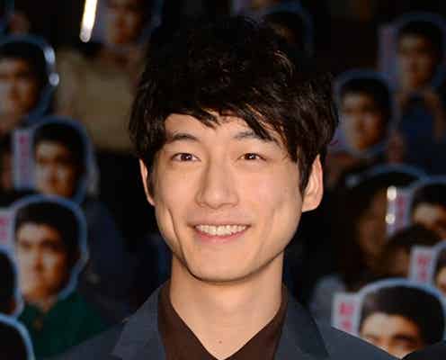 坂口健太郎、“超イケメン”の紹介に照れ笑い 鈴木亮平と息ぴったりのコンビプレーも