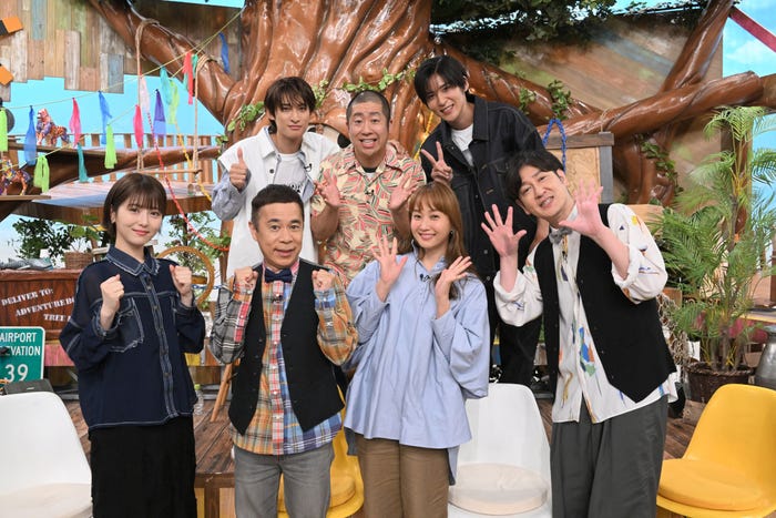 (後列左から)向井康二、澤部佑、目黒蓮(前列左から)浜辺美波、岡村隆史、藤本美貴、田中直樹(C)TBS