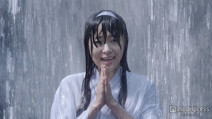 滝行中の指原莉乃/新CM「滝行」篇より