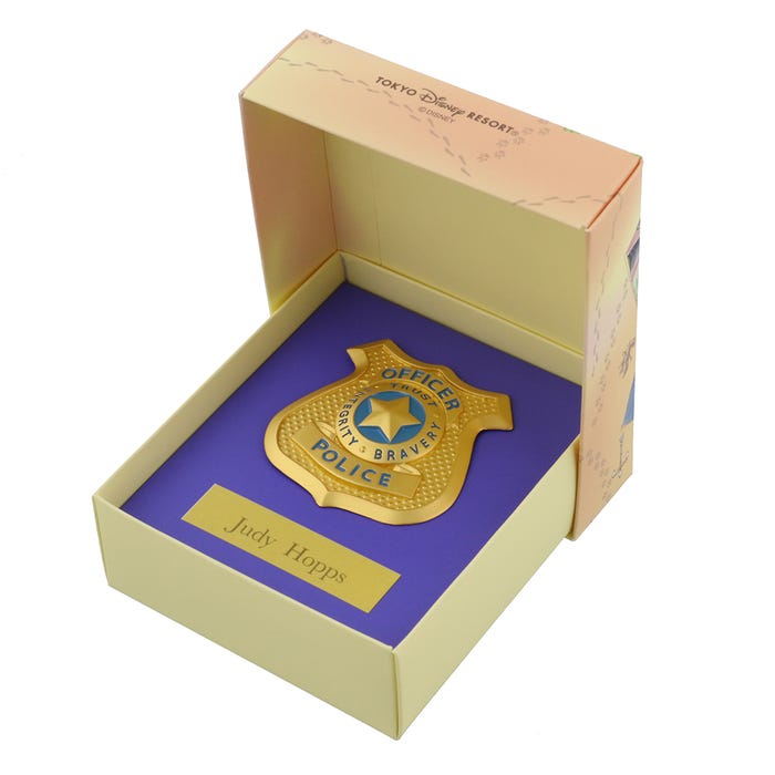 ブローチ(¥2,200)(C)Disney