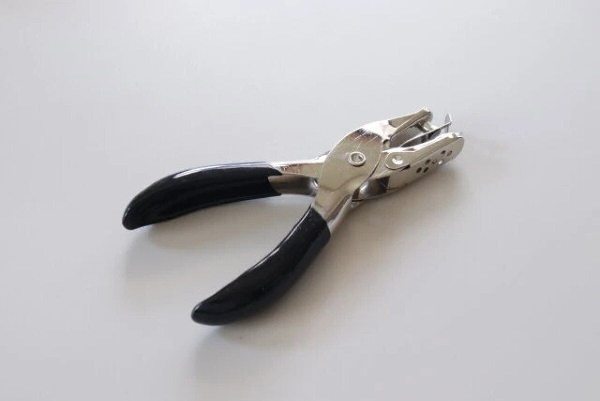 ダイソー　1穴ハンドパンチ