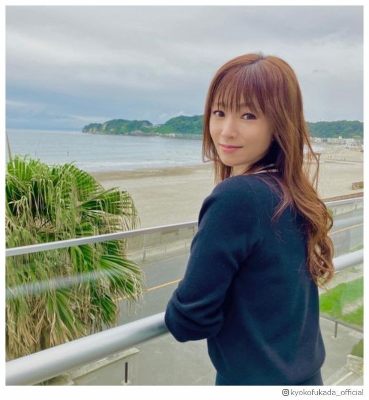 深田恭子、半年ぶりインスタ更新　海バックの近影に「安定の可愛さ」「美人」の声