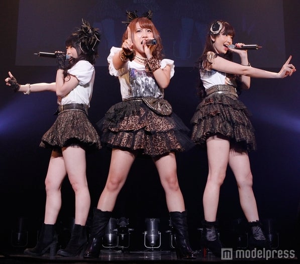 ノースリーブス（左から：峯岸みなみ、高橋みなみ、小嶋陽菜）