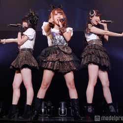 ノースリーブス(左から:峯岸みなみ、高橋みなみ、小嶋陽菜)